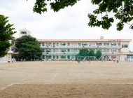 郡山市立芳山小学校 約550m（徒歩7分）